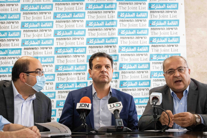「哈達什－塔阿勒黨」（Hadash-Ta’al party）領袖艾曼．歐德（Aymen Odeh，圖中）和艾哈邁德．提比（Ahmad Tibi，圖右）。（照片來源：Yonatan Sindel/Flash90）